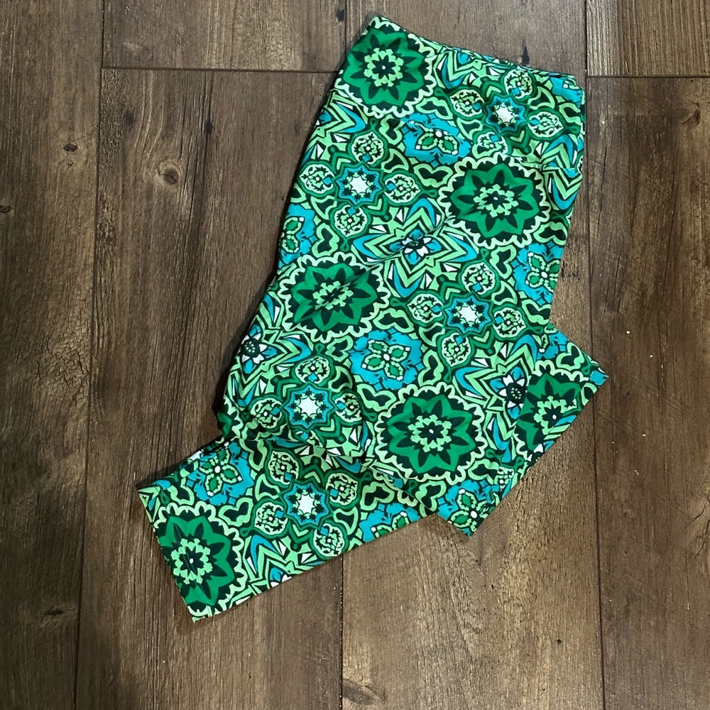 LuLaRoe green mandala type design T/C leggings